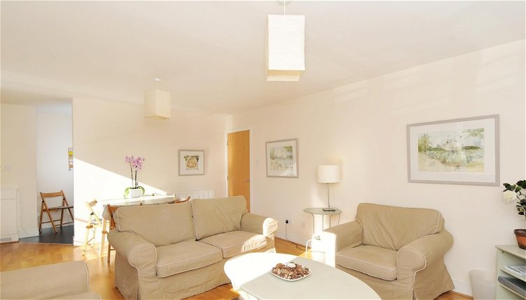 Photo 1 - 202 Quiet 2 Bedroom Property in Residential Area With Secure Private Parking