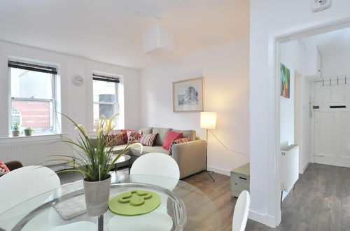 Photo 1 - 367 Comfortable 2 Bedroom Apartment on the Edge of Edinburgh s Historic Old Town