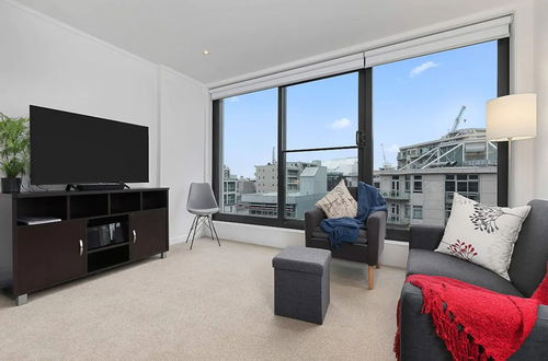 Photo 1 - Great Location! Modern Cbd Apartment With Study