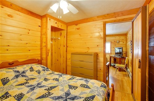 Foto 22 - Cozy Interlochen Cabin < 1 Mile From Green Lake