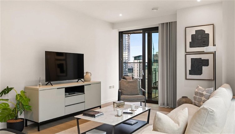 Photo 1 - Deluxe two Bedroom Canary Wharf Apartment With River Views