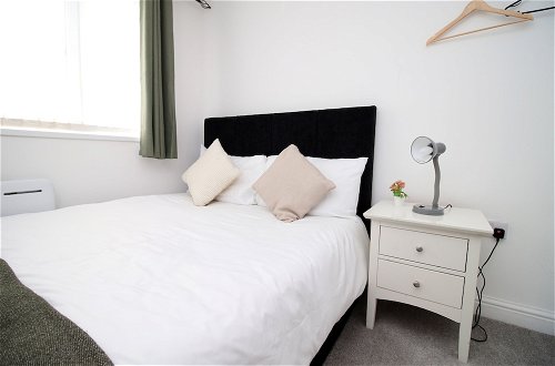 Photo 2 - Skyline Immaculate 2-bed Apartment in Swansea
