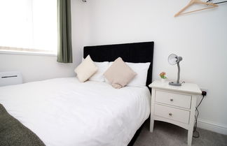 Photo 2 - Skyline Immaculate 2-bed Apartment in Swansea