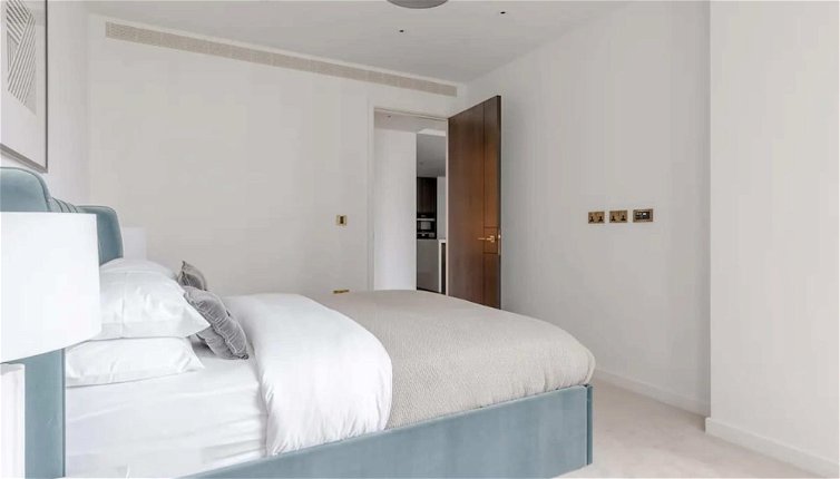 Photo 1 - Luxurious 1BD Flat by the River Thames Near Vauxhall
