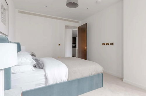 Photo 1 - Luxurious 1BD Flat by the River Thames Near Vauxhall