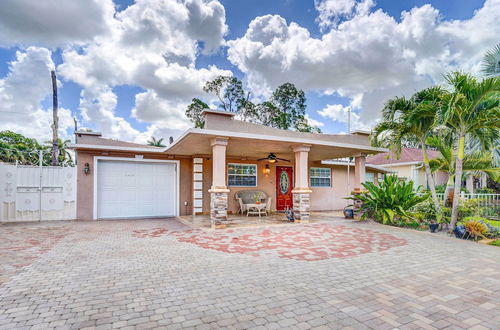 Foto 11 - Breezy Naples Home With Private Outdoor Pool