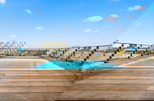 Foto 3 - Modern Corner Unit Pool Steps From Palm Beach
