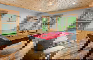 Foto 3 - Bluejay Getaway by Avantstay Walk to Lake 7bdr, Hot Tub, Pool Table
