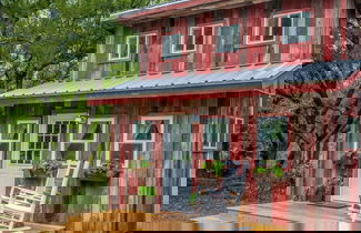 Foto 2 - Cozy Cabin Little Red Hen 12 min to Magnolia