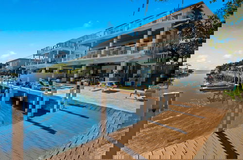 Foto 31 - Luxury Waterfront Oasis w Heated Pool and 50 Dock