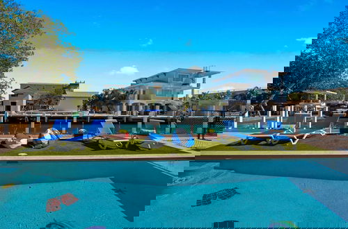 Foto 39 - Luxury Waterfront Oasis w Heated Pool and 50 Dock