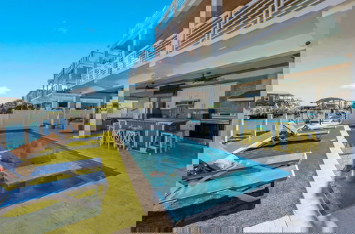 Foto 3 - Luxury Waterfront Oasis w Heated Pool and 50 Dock