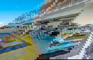 Foto 3 - Luxury Waterfront Oasis w Heated Pool and 50 Dock