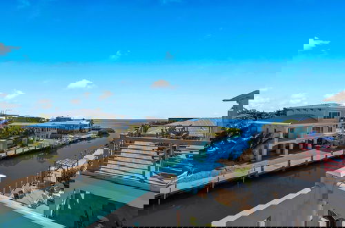 Foto 21 - Luxury Waterfront Oasis w Heated Pool and 50 Dock