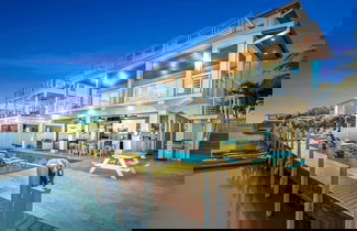 Foto 1 - Luxury Waterfront Oasis w Heated Pool and 50 Dock
