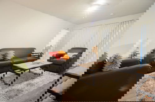 Foto 6 - Modern Condo With Pool, Gym, Workspaces & BBQ