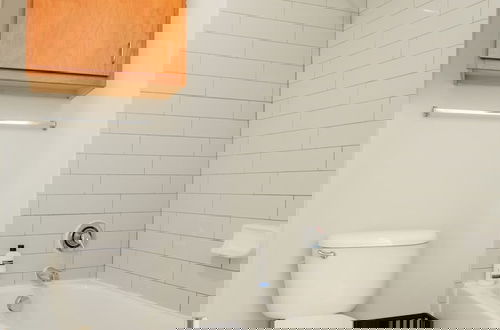 Foto 14 - Modern Condo With Pool, Gym, Workspaces & BBQ