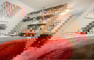 Foto 3 - Modern Condo With Pool, Gym, Workspaces & BBQ