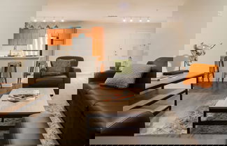 Foto 1 - Modern Condo With Pool, Gym, Workspaces & BBQ