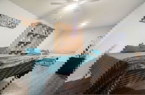 Foto 10 - Modern Condo With Pool, Gym, Workspaces & BBQ