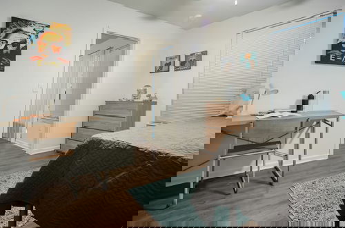 Foto 13 - Modern Condo With Pool, Gym, Workspaces & BBQ