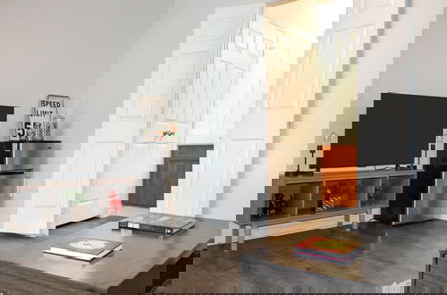Foto 17 - Modern Condo With Pool, Gym, Workspaces & BBQ