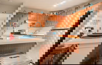 Foto 2 - Modern Condo With Pool, Gym, Workspaces & BBQ