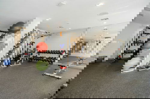 Foto 24 - Modern Condo With Pool, Gym, Workspaces & BBQ