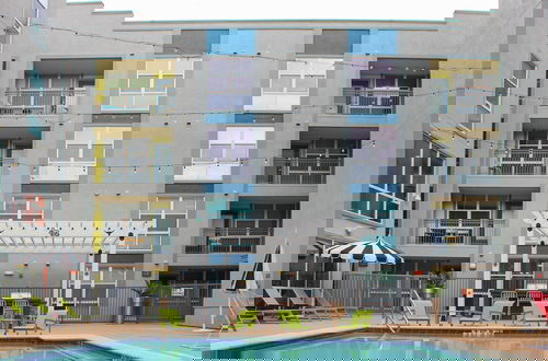 Foto 5 - Modern Condo With Pool, Gym, Workspaces & BBQ