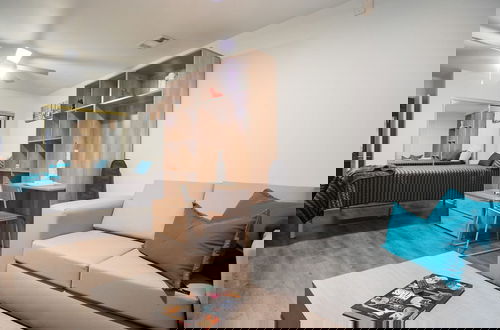 Foto 4 - Modern Condo With Pool, Gym, Workspaces & BBQ