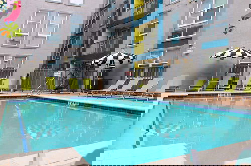Foto 20 - Modern Condo With Pool, Gym, Workspaces & BBQ