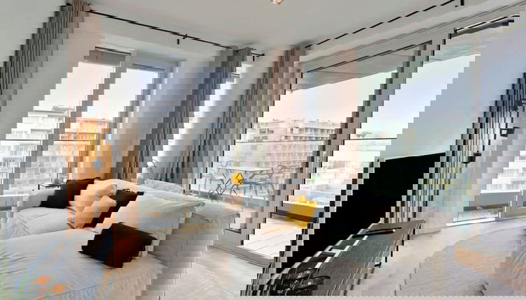 Foto 1 - Bright Modern Apartment With Terrace Near Beach