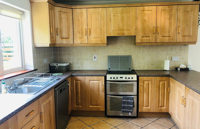 Modern Bright Detached Home Just a Short Stroll From Town - Photo 5