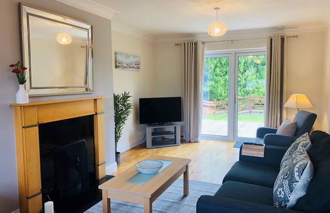 Modern Bright Detached Home Just a Short Stroll From Town - Photo 2