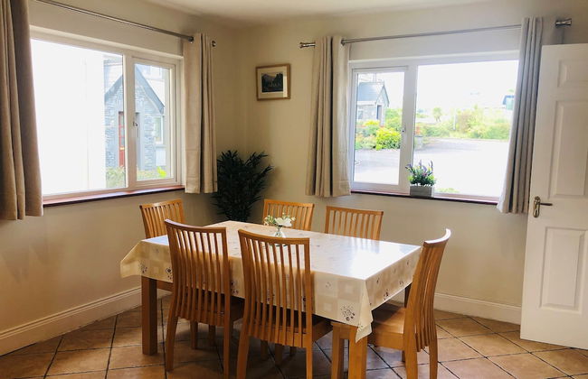 Modern Bright Detached Home Just a Short Stroll From Town - Photo 6