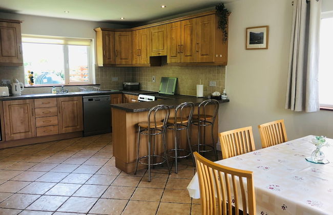Modern Bright Detached Home Just a Short Stroll From Town - Photo 4