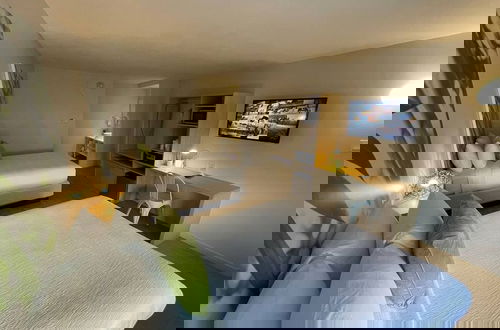Foto 5 - Newly Renovated Room in Cozy Hotel Near Disney