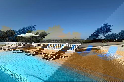 Foto 4 - BnB Homes Luxurious Villa With 5 Bedrooms Pool