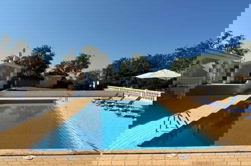 Foto 7 - BnB Homes Luxurious Villa With 5 Bedrooms Pool