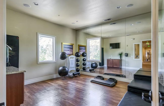 2BR Getaway Pool Gym Basketball Court Theater Access - Foto 30
