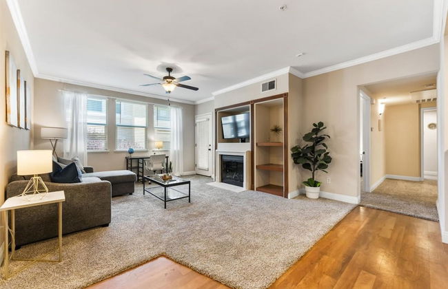 2BR Getaway Pool Gym Basketball Court Theater Access - Foto 1