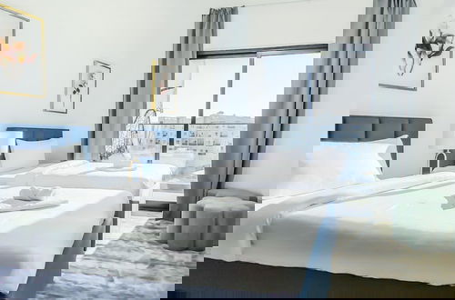 Foto 3 - Elite LUX Holiday Homes - Luxe Gardenia 2BR Haven in Arjan Dubai