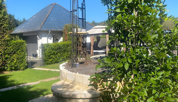 Foto 1 - Bewitching Apartment With Garden and Terrace