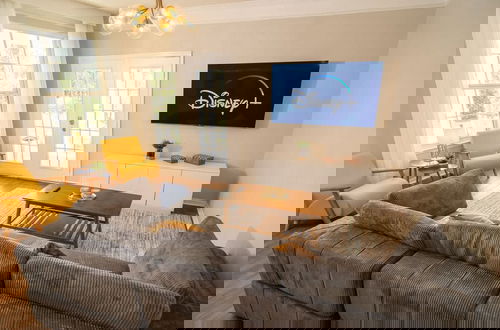 Foto 3 - Magical Themed 3BR Townhouse Near the Parks