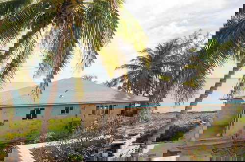 Foto 12 - Island Paradise: Secluded Beachfront Retreat With Pool