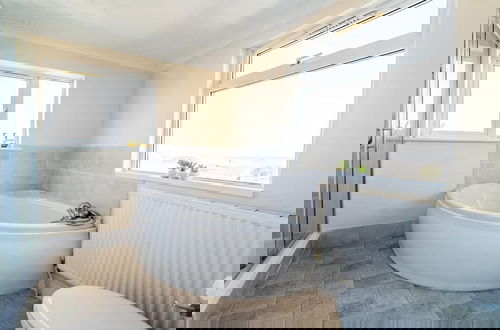 Foto 22 - Stunning Sea View Penthouse 2 Bedroom 2 Bathroom