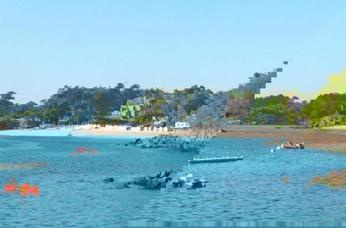 Foto 29 - Superb Holiday Home, 250m Beach