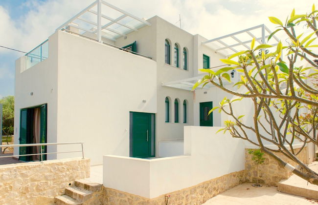 Villa in Gerani With Pool and Sea Views - Photo 1