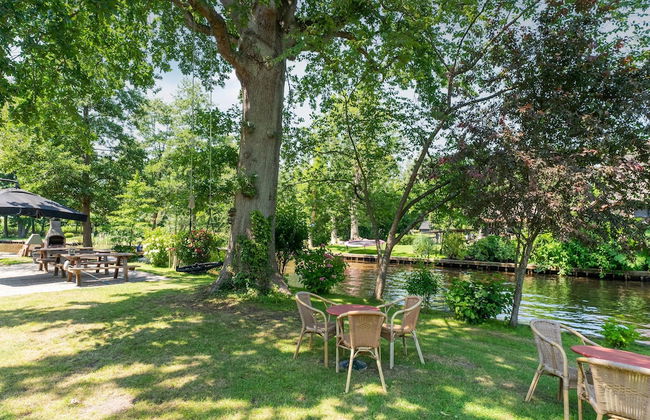 Group Home in Giethoorn With Waterside Terrace - Foto 27