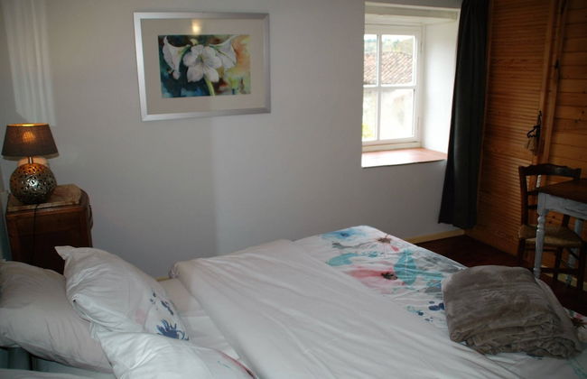 Romantic Cottage With Shared Swimming Pool - Photo 12